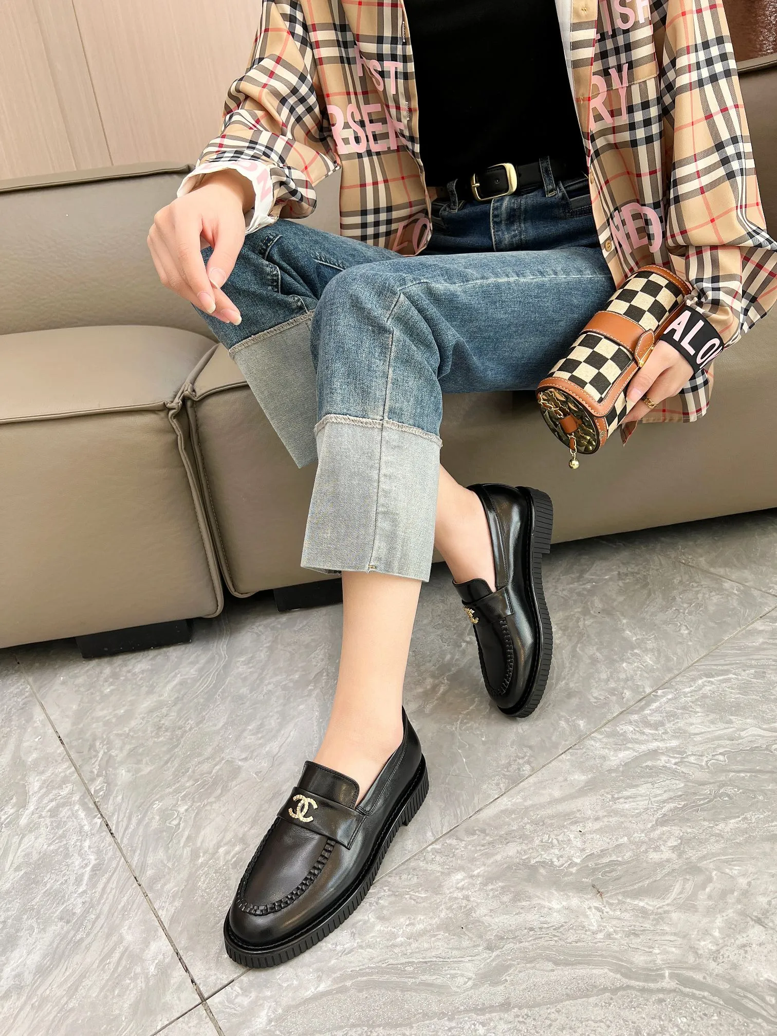 👟👟Ex-factory price 540👟👟 CHANEL Loafers Chanel2025 Chanel's latest 🆕loafers, unique craftsmanship. Versatile and slimming, paired with helloketty bow accessories, these are loafers and socks that are very attractive. They look great with any combination! Upper: Imported calfskin, oil leather Lining: Mixed sheepskin Outsole: Italian genuine leather injection molded outsole Heel height: 2cm Size: 35-40 (40. Customization is not returnable)